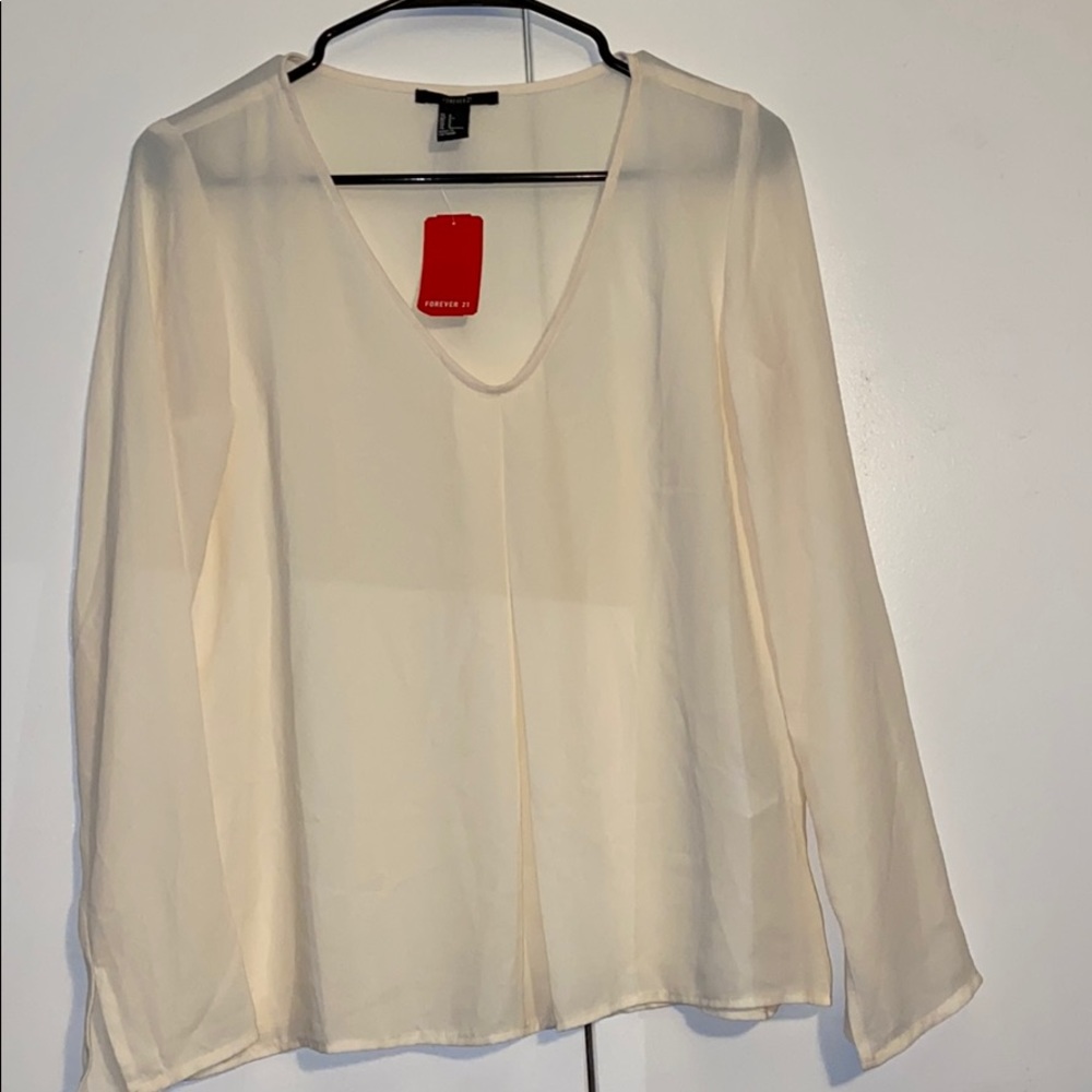 It’s a silk cream blouse Never Worn💫